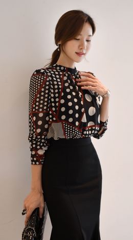 韓国ファッション　ランダムドットブラウス